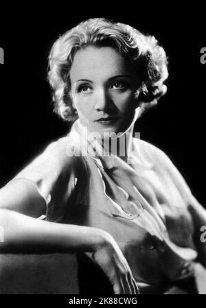 Marlene Dietrich Actress 01 May 1933 **WARNUNG** Dieses Foto ist nur für den redaktionellen Gebrauch bestimmt und unterliegt dem Copyright der Filmgesellschaft und/oder des Fotografen, der von der Film- oder Produktionsgesellschaft beauftragt wurde und darf nur durch Publikationen im Zusammenhang mit der Bewerbung des oben genannten Films reproduziert werden. Eine obligatorische Gutschrift an die Filmgesellschaft ist erforderlich. Der Fotograf sollte auch bei Bekanntwerden des Fotos gutgeschrieben werden. Ohne schriftliche Genehmigung der Film Company kann keine kommerzielle Nutzung gewährt werden. Stockfoto