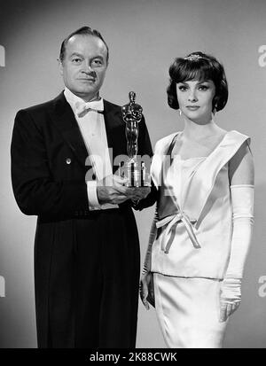 Bob Hope & Gina Lollobrigida Schauspieler mit Schauspielerin Oscar 01. Mai 1959 **WARNUNG** dieses Foto ist nur für redaktionelle Zwecke bestimmt und unterliegt dem Urheberrecht der Film Company und/oder des von der Film- oder Produktionsgesellschaft beauftragten Fotografen und kann nur durch Veröffentlichungen in Verbindung mit der Werbung für den oben genannten Film reproduziert werden. Es ist eine obligatorische Gutschrift an die Filmgesellschaft erforderlich. Der Fotograf sollte ebenfalls angerechnet werden, wenn er bekannt ist. Ohne schriftliche Genehmigung der Film Company kann keine kommerzielle Nutzung gewährt werden. Stockfoto