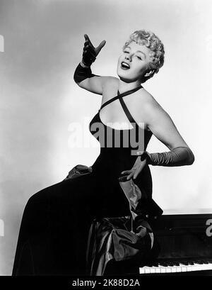 Shelley Winters Actress 01 May 1950 **WARNUNG** Dieses Foto ist nur für den redaktionellen Gebrauch bestimmt und unterliegt dem Copyright der Film Company und/oder des Fotografen, der von der Film- oder Produktionsfirma beauftragt wurde, und kann nur durch Publikationen im Zusammenhang mit der Bewerbung des oben genannten Films reproduziert werden. Eine obligatorische Gutschrift an die Filmgesellschaft ist erforderlich. Der Fotograf sollte auch bei Bekanntwerden des Fotos gutgeschrieben werden. Ohne schriftliche Genehmigung der Film Company kann keine kommerzielle Nutzung gewährt werden. Stockfoto