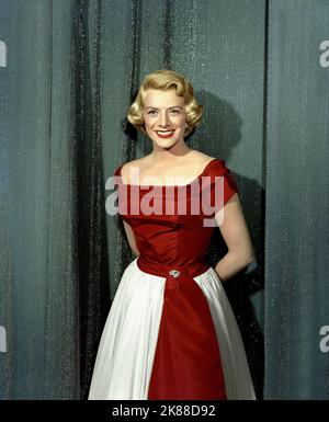 Rosemary Clooney Actress 01 May 1954 **WARNUNG** Dieses Foto ist nur für den redaktionellen Gebrauch bestimmt und unterliegt dem Copyright der Film Company und/oder des Fotografen, der von der Film- oder Produktionsfirma beauftragt wurde, und kann nur durch Publikationen im Zusammenhang mit der Bewerbung des oben genannten Films reproduziert werden. Eine obligatorische Gutschrift an die Filmgesellschaft ist erforderlich. Der Fotograf sollte auch bei Bekanntwerden des Fotos gutgeschrieben werden. Ohne schriftliche Genehmigung der Film Company kann keine kommerzielle Nutzung gewährt werden. Stockfoto