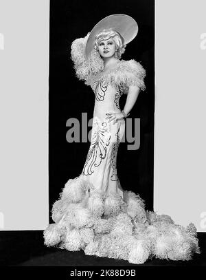 Mae West Actress 01 May 1934 **WARNUNG** Dieses Foto ist nur für den redaktionellen Gebrauch bestimmt und unterliegt dem Copyright der Filmgesellschaft und/oder des Fotografen, der von der Film- oder Produktionsgesellschaft beauftragt wurde, und kann nur durch Publikationen im Zusammenhang mit der Bewerbung des oben genannten Films reproduziert werden. Eine obligatorische Gutschrift an die Filmgesellschaft ist erforderlich. Der Fotograf sollte auch bei Bekanntwerden des Fotos gutgeschrieben werden. Ohne schriftliche Genehmigung der Film Company kann keine kommerzielle Nutzung gewährt werden. Stockfoto