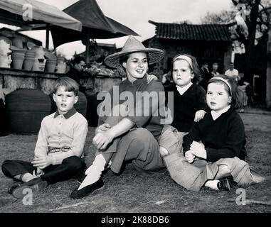 Renato Roberto Rossellini, Isotta Ingrid Rossellini, Ingrid Rossellini & Isabella Rossellini Schauspielerin mit Kindern 01. Mai 1958 **WARNUNG** dieses Foto ist nur für redaktionelle Zwecke bestimmt und unterliegt dem Urheberrecht der Film Company und/oder des Fotografen, der von der Film- oder Produktionsgesellschaft beauftragt wurde, und kann nur durch Veröffentlichungen in Verbindung mit der Werbung für den oben genannten Film reproduziert werden. Es ist eine obligatorische Gutschrift an die Filmgesellschaft erforderlich. Der Fotograf sollte ebenfalls angerechnet werden, wenn er bekannt ist. Ohne schriftliche Genehmigung der Film Company kann keine kommerzielle Nutzung gewährt werden. Stockfoto