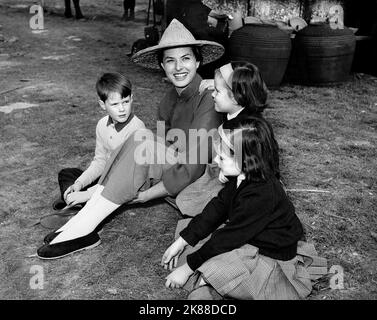 Renato Roberto Rossellini, Isotta Ingrid Rossellini, Ingrid Rossellini & Isabella Rossellini Schauspielerin mit Kindern 01. Mai 1958 **WARNUNG** dieses Foto ist nur für redaktionelle Zwecke bestimmt und unterliegt dem Urheberrecht der Film Company und/oder des Fotografen, der von der Film- oder Produktionsgesellschaft beauftragt wurde, und kann nur durch Veröffentlichungen in Verbindung mit der Werbung für den oben genannten Film reproduziert werden. Es ist eine obligatorische Gutschrift an die Filmgesellschaft erforderlich. Der Fotograf sollte ebenfalls angerechnet werden, wenn er bekannt ist. Ohne schriftliche Genehmigung der Film Company kann keine kommerzielle Nutzung gewährt werden. Stockfoto