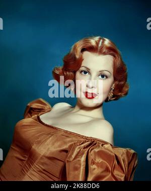 Arlene Dahl Actress 01 May 1954 **WARNUNG** Dieses Foto ist nur für den redaktionellen Gebrauch bestimmt und unterliegt dem Copyright der Filmgesellschaft und/oder des Fotografen, der von der Film- oder Produktionsgesellschaft beauftragt wurde und kann nur durch Publikationen im Zusammenhang mit der Bewerbung des oben genannten Films reproduziert werden. Eine obligatorische Gutschrift an die Filmgesellschaft ist erforderlich. Der Fotograf sollte auch bei Bekanntwerden des Fotos gutgeschrieben werden. Ohne schriftliche Genehmigung der Film Company kann keine kommerzielle Nutzung gewährt werden. Stockfoto