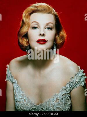 Arlene Dahl Actress 01 May 1954 **WARNUNG** Dieses Foto ist nur für den redaktionellen Gebrauch bestimmt und unterliegt dem Copyright der Filmgesellschaft und/oder des Fotografen, der von der Film- oder Produktionsgesellschaft beauftragt wurde und kann nur durch Publikationen im Zusammenhang mit der Bewerbung des oben genannten Films reproduziert werden. Eine obligatorische Gutschrift an die Filmgesellschaft ist erforderlich. Der Fotograf sollte auch bei Bekanntwerden des Fotos gutgeschrieben werden. Ohne schriftliche Genehmigung der Film Company kann keine kommerzielle Nutzung gewährt werden. Stockfoto