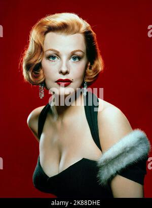 Arlene Dahl Actress 01 May 1954 **WARNUNG** Dieses Foto ist nur für den redaktionellen Gebrauch bestimmt und unterliegt dem Copyright der Filmgesellschaft und/oder des Fotografen, der von der Film- oder Produktionsgesellschaft beauftragt wurde und kann nur durch Publikationen im Zusammenhang mit der Bewerbung des oben genannten Films reproduziert werden. Eine obligatorische Gutschrift an die Filmgesellschaft ist erforderlich. Der Fotograf sollte auch bei Bekanntwerden des Fotos gutgeschrieben werden. Ohne schriftliche Genehmigung der Film Company kann keine kommerzielle Nutzung gewährt werden. Stockfoto