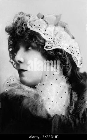 Sarah Bernhardt Actress (1844–1923) 01 May 1900 **WARNUNG** Dieses Foto ist nur für redaktionelle Verwendung bestimmt und unterliegt dem Copyright der Film Company und/oder des Fotografen, der von der Film- oder Produktionsfirma beauftragt wurde und kann nur durch Publikationen im Zusammenhang mit der Bewerbung des oben genannten Films reproduziert werden. Eine obligatorische Gutschrift an die Filmgesellschaft ist erforderlich. Der Fotograf sollte auch bei Bekanntwerden des Fotos gutgeschrieben werden. Ohne schriftliche Genehmigung der Film Company kann keine kommerzielle Nutzung gewährt werden. Stockfoto