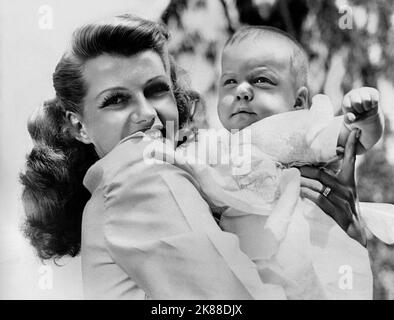 Rita Hayworth & Rebecca Welles Schauspielerin mit Tochter 01. Mai 1944 **WARNUNG** Dieses Foto ist nur für redaktionelle Verwendung bestimmt und unterliegt dem Copyright der Film Company und/oder des Fotografen, der von der Film- oder Produktionsfirma beauftragt wurde und kann nur durch Publikationen im Zusammenhang mit der Bewerbung von reproduziert werden Der obige Film. Eine obligatorische Gutschrift an die Filmgesellschaft ist erforderlich. Der Fotograf sollte auch bei Bekanntwerden des Fotos gutgeschrieben werden. Ohne schriftliche Genehmigung der Film Company kann keine kommerzielle Nutzung gewährt werden. Stockfoto