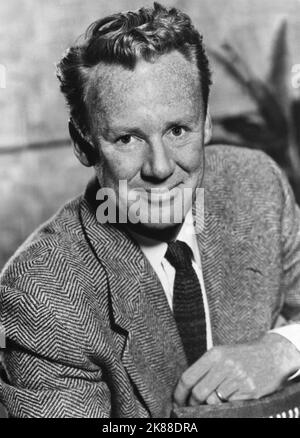 Van Johnson Actor 29. Januar 1952 **WARNUNG** dieses Foto ist nur für redaktionelle Zwecke bestimmt und unterliegt dem Urheberrecht der Film Company und/oder des von der Film oder Production Company beauftragten Fotografen und kann nur durch Veröffentlichungen in Verbindung mit der Werbung für den oben genannten Film reproduziert werden. Es ist eine obligatorische Gutschrift an die Filmgesellschaft erforderlich. Der Fotograf sollte ebenfalls angerechnet werden, wenn er bekannt ist. Ohne schriftliche Genehmigung der Film Company kann keine kommerzielle Nutzung gewährt werden. Stockfoto