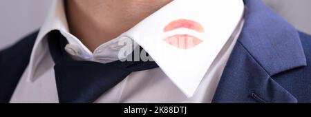 Lippenstift Kiss Mark On Man Shirt. Romantischer Flirt Stockfoto