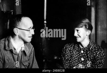 Bertolt Brecht & Margarete Steffin Writer 01 May 1941 **WARNUNG** Dieses Foto ist nur für redaktionelle Verwendung bestimmt und unterliegt dem Copyright der Filmgesellschaft und/oder des Fotografen, der von der Film- oder Produktionsgesellschaft beauftragt wurde und kann nur durch Publikationen im Zusammenhang mit der Bewerbung des oben genannten reproduziert werden Film. Eine obligatorische Gutschrift an die Filmgesellschaft ist erforderlich. Der Fotograf sollte auch bei Bekanntwerden des Fotos gutgeschrieben werden. Ohne schriftliche Genehmigung der Film Company kann keine kommerzielle Nutzung gewährt werden. Stockfoto