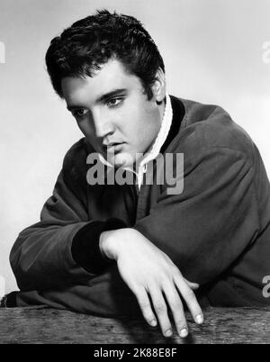 Elvis Presley Singer & Actor 01 May 1958 **WARNUNG** Dieses Foto ist nur für den redaktionellen Gebrauch bestimmt und unterliegt dem Copyright von PARAMOUNT und/oder des Fotografen, der von der Film- oder Produktionsfirma beauftragt wurde und darf nur von Publikationen im Zusammenhang mit der Bewerbung des oben genannten Films reproduziert werden. Eine obligatorische Gutschrift an PARAMOUNT ist erforderlich. Der Fotograf sollte auch bei Bekanntwerden des Fotos gutgeschrieben werden. Ohne schriftliche Genehmigung der Film Company kann keine kommerzielle Nutzung gewährt werden. Stockfoto