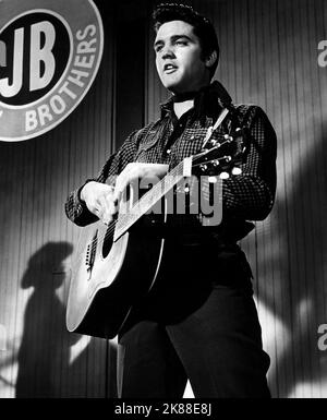 Elvis Presley Singer & Actor 01 May 1958 **WARNUNG** Dieses Foto ist nur für den redaktionellen Gebrauch bestimmt und unterliegt dem Copyright von PARAMOUNT und/oder des Fotografen, der von der Film- oder Produktionsfirma beauftragt wurde und darf nur von Publikationen im Zusammenhang mit der Bewerbung des oben genannten Films reproduziert werden. Eine obligatorische Gutschrift an PARAMOUNT ist erforderlich. Der Fotograf sollte auch bei Bekanntwerden des Fotos gutgeschrieben werden. Ohne schriftliche Genehmigung der Film Company kann keine kommerzielle Nutzung gewährt werden. Stockfoto