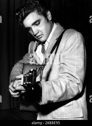 Elvis Presley Singer & Actor 01 May 1957 **WARNUNG** Dieses Foto ist nur für den redaktionellen Gebrauch bestimmt und unterliegt dem Copyright von PARAMOUNT und/oder des Fotografen, der von der Film- oder Produktionsfirma beauftragt wurde und darf nur von Publikationen im Zusammenhang mit der Bewerbung des oben genannten Films reproduziert werden. Eine obligatorische Gutschrift an PARAMOUNT ist erforderlich. Der Fotograf sollte auch bei Bekanntwerden des Fotos gutgeschrieben werden. Ohne schriftliche Genehmigung der Film Company kann keine kommerzielle Nutzung gewährt werden. Stockfoto