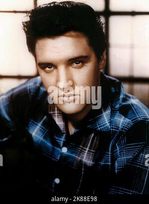 Elvis Presley Singer & Actor 01 June 1958 **WARNUNG** Dieses Foto ist nur für den redaktionellen Gebrauch bestimmt und unterliegt dem Copyright der Film Company und/oder des Fotografen, der von der Film oder Production Company beauftragt wurde und kann nur durch Publikationen im Zusammenhang mit der Bewerbung des oben genannten Films reproduziert werden. Eine obligatorische Gutschrift an die Filmgesellschaft ist erforderlich. Der Fotograf sollte auch bei Bekanntwerden des Fotos gutgeschrieben werden. Ohne schriftliche Genehmigung der Film Company kann keine kommerzielle Nutzung gewährt werden. Stockfoto