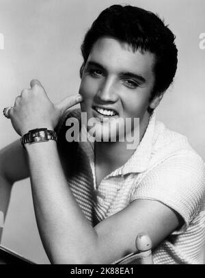 Elvis Presley Singer & Actor 01 May 1957 **WARNUNG** Dieses Foto ist nur für den redaktionellen Gebrauch bestimmt und unterliegt dem Copyright von PARAMOUNT und/oder des Fotografen, der von der Film- oder Produktionsfirma beauftragt wurde und darf nur von Publikationen im Zusammenhang mit der Bewerbung des oben genannten Films reproduziert werden. Eine obligatorische Gutschrift an PARAMOUNT ist erforderlich. Der Fotograf sollte auch bei Bekanntwerden des Fotos gutgeschrieben werden. Ohne schriftliche Genehmigung der Film Company kann keine kommerzielle Nutzung gewährt werden. Stockfoto