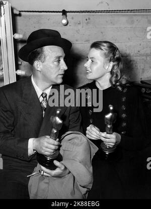 Bing Crosby & Ingrid Bergman Schauspieler & Schauspielerin 03 May 1944 **WARNUNG** Dieses Foto ist nur für redaktionelle Verwendung bestimmt und unterliegt dem Copyright der Filmgesellschaft und/oder des Fotografen, der von der Film- oder Produktionsgesellschaft beauftragt wurde und kann nur durch Publikationen im Zusammenhang mit der Bewerbung von reproduziert werden Der obige Film. Eine obligatorische Gutschrift an die Filmgesellschaft ist erforderlich. Der Fotograf sollte auch bei Bekanntwerden des Fotos gutgeschrieben werden. Ohne schriftliche Genehmigung der Film Company kann keine kommerzielle Nutzung gewährt werden. Stockfoto