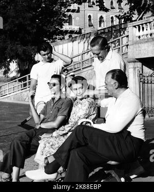 Barbara Hutton & Gottfried von Cramm Erbin mit Ehemann 01. Juni 1957 **ACHTUNG** Dieses Foto ist nur für redaktionelle Verwendung bestimmt und unterliegt dem Copyright von VENEDIG und/oder des Fotografen, der von der Film- oder Produktionsfirma beauftragt wurde und darf nur durch Publikationen im Zusammenhang mit der Bewerbung des reproduziert werden Über Film. Eine obligatorische Gutschrift für VENEDIG ist erforderlich. Der Fotograf sollte auch bei Bekanntwerden des Fotos gutgeschrieben werden. Ohne schriftliche Genehmigung der Film Company kann keine kommerzielle Nutzung gewährt werden. Stockfoto