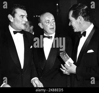 Jack Hawkins, Alec Guinness & William Holden The Bridge on the River Kwai Premiere 02 October 1957 **WARNUNG** Dieses Foto ist nur für den redaktionellen Gebrauch bestimmt und unterliegt dem Copyright von LONDON und/oder dem von der Film- oder Produktionsfirma beauftragten Fotografen und kann nur durch Publikationen in Verbindung mit dem reproduziert werden Werbung für den oben genannten Film. Eine obligatorische Gutschrift für LONDON ist erforderlich. Der Fotograf sollte auch bei Bekanntwerden des Fotos gutgeschrieben werden. Ohne schriftliche Genehmigung der Film Company kann keine kommerzielle Nutzung gewährt werden. Stockfoto