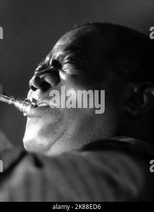 Louis Armstrong Jazz Musician 01 June 1959 **WARNUNG** Dieses Foto ist nur für den redaktionellen Gebrauch bestimmt und unterliegt dem Copyright der Film Company und/oder des Fotografen, der von der Film- oder Produktionsfirma beauftragt wurde, und kann nur durch Publikationen im Zusammenhang mit der Bewerbung des oben genannten Films reproduziert werden. Eine obligatorische Gutschrift an die Filmgesellschaft ist erforderlich. Der Fotograf sollte auch bei Bekanntwerden des Fotos gutgeschrieben werden. Ohne schriftliche Genehmigung der Film Company kann keine kommerzielle Nutzung gewährt werden. Stockfoto