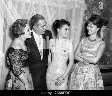 Magda Schneider, Dr. Schneider, Liselotte Pulver & Romy Schneider Schauspielerin mit Mutter 01. Mai 1958 **WARNUNG** Dieses Foto ist nur für den redaktionellen Gebrauch bestimmt und unterliegt dem Copyright der Film Company und/oder des Fotografen, der von der Film- oder Produktionsfirma beauftragt wurde und kann nur durch Publikationen im Zusammenhang mit der Bewerbung von reproduziert werden Der obige Film. Eine obligatorische Gutschrift an die Filmgesellschaft ist erforderlich. Der Fotograf sollte auch bei Bekanntwerden des Fotos gutgeschrieben werden. Ohne schriftliche Genehmigung der Film Company kann keine kommerzielle Nutzung gewährt werden. Stockfoto