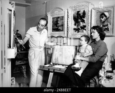 Vincente Minnelli, Christiane Nina Minnelli & Georgette Magnani Regie mit Frau und Tochter 01. Juni 1956 **WARNUNG** Dieses Foto ist nur für den redaktionellen Gebrauch bestimmt und unterliegt dem Copyright der Film Company und/oder des Fotografen, der von der Film- oder Produktionsfirma beauftragt wurde und kann nur durch Publikationen in Verbindung mit reproduziert werden Die Werbung für den oben genannten Film. Eine obligatorische Gutschrift an die Filmgesellschaft ist erforderlich. Der Fotograf sollte auch bei Bekanntwerden des Fotos gutgeschrieben werden. Ohne schriftliche Genehmigung der Film Company kann keine kommerzielle Nutzung gewährt werden. Stockfoto