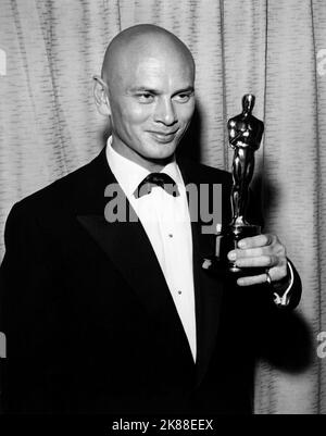 YUL Brynner mit Oscar-Schauspieler, der König und I Regie: Walter lang 28. Juni 1956 **WARNUNG** dieses Foto ist nur für redaktionelle Zwecke bestimmt und ist urheberrechtlich geschützt von 20 CENTURY FOX und/oder dem Fotografen, der von der Film- oder Produktionsgesellschaft beauftragt wurde. Eine obligatorische Gutschrift für 20 CENTURY FOX ist erforderlich. Der Fotograf sollte ebenfalls angerechnet werden, wenn er bekannt ist. Ohne schriftliche Genehmigung der Film Company kann keine kommerzielle Nutzung gewährt werden. Stockfoto