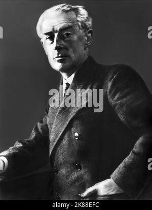 Maurice Ravel Composer 01 June 1925 **WARNUNG** Dieses Foto ist nur für den redaktionellen Gebrauch bestimmt und unterliegt dem Copyright der Film Company und/oder des Fotografen, der von der Film- oder Produktionsfirma beauftragt wurde, und kann nur von Publikationen im Zusammenhang mit der Bewerbung des oben genannten Films reproduziert werden. Eine obligatorische Gutschrift an die Filmgesellschaft ist erforderlich. Der Fotograf sollte auch bei Bekanntwerden des Fotos gutgeschrieben werden. Ohne schriftliche Genehmigung der Film Company kann keine kommerzielle Nutzung gewährt werden. Stockfoto