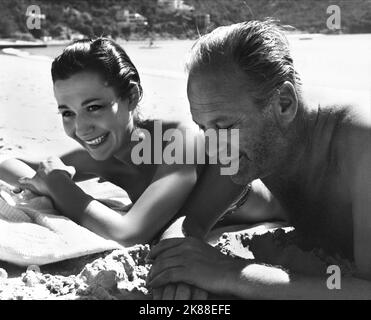 Simone Bicheron & Curd Jurgens Actor & Ehefrau 01. Juni 1959 **WARNUNG** dieses Foto ist nur für redaktionelle Zwecke bestimmt und unterliegt dem Copyright von STRAND UND/oder dem Fotografen, der von der Film- oder Produktionsgesellschaft beauftragt wurde. Es kann nur durch Veröffentlichungen in Verbindung mit der Werbung für den oben genannten Film reproduziert werden. Es ist eine obligatorische Gutschrift für DEN STRANG erforderlich. Der Fotograf sollte ebenfalls angerechnet werden, wenn er bekannt ist. Ohne schriftliche Genehmigung der Film Company kann keine kommerzielle Nutzung gewährt werden. Stockfoto