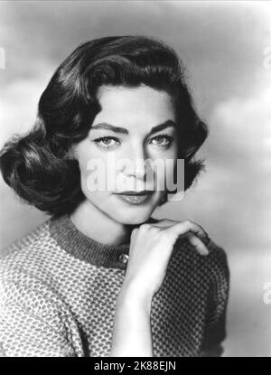 Lauren Bacall Actress 01 January 1958 **WARNUNG** Dieses Foto ist nur für den redaktionellen Gebrauch bestimmt und unterliegt dem Copyright der Filmgesellschaft und/oder des Fotografen, der von der Film- oder Produktionsgesellschaft beauftragt wurde und kann nur durch Publikationen im Zusammenhang mit der Bewerbung des oben genannten Films reproduziert werden. Eine obligatorische Gutschrift an die Filmgesellschaft ist erforderlich. Der Fotograf sollte auch bei Bekanntwerden des Fotos gutgeschrieben werden. Ohne schriftliche Genehmigung der Film Company kann keine kommerzielle Nutzung gewährt werden. Stockfoto