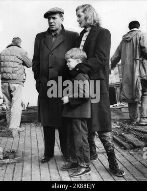 Humphrey Bogart, Stephen Bogart & Lauren Bacall Schauspieler und Schauspielerin mit Sohn 01. Januar 1955 **WARNUNG** Dieses Foto ist nur für den redaktionellen Gebrauch bestimmt und unterliegt dem Copyright der Film Company und/oder des Fotografen, der von der Film- oder Produktionsfirma beauftragt wurde und kann nur durch Publikationen in Verbindung mit dem reproduziert werden Werbung für den oben genannten Film. Eine obligatorische Gutschrift an die Filmgesellschaft ist erforderlich. Der Fotograf sollte auch bei Bekanntwerden des Fotos gutgeschrieben werden. Ohne schriftliche Genehmigung der Film Company kann keine kommerzielle Nutzung gewährt werden. Stockfoto