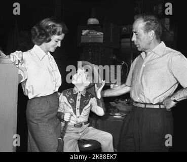 Lauren Bacall, Stephen Bogart & Humphrey Bogart Schauspielerin und Schauspieler mit Sohn 01. Januar 1954 **WARNUNG** Dieses Foto ist nur für den redaktionellen Gebrauch bestimmt und unterliegt dem Copyright der Film Company und/oder des Fotografen, der von der Film- oder Produktionsfirma beauftragt wurde und kann nur durch Publikationen in Verbindung mit dem reproduziert werden Werbung für den oben genannten Film. Eine obligatorische Gutschrift an die Filmgesellschaft ist erforderlich. Der Fotograf sollte auch bei Bekanntwerden des Fotos gutgeschrieben werden. Ohne schriftliche Genehmigung der Film Company kann keine kommerzielle Nutzung gewährt werden. Stockfoto