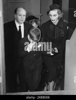 Stephen Bogart & Lauren Bacall Schauspielerin Mit Son / Am 1. Januar 1957, At Funeral Service for the Late Humphrey Bogart 08 January 1957 **WARNUNG** Dieses Foto ist nur für den redaktionellen Gebrauch bestimmt und unterliegt dem Copyright der Film Company und/oder des Fotografen, der von der Film- oder Produktionsfirma beauftragt wurde und kann nur durch Publikationen im Zusammenhang mit der Bewerbung von reproduziert werden Der obige Film. Eine obligatorische Gutschrift an die Filmgesellschaft ist erforderlich. Der Fotograf sollte auch bei Bekanntwerden des Fotos gutgeschrieben werden. Ohne schriftliche Genehmigung der Film Company kann keine kommerzielle Nutzung gewährt werden. Stockfoto