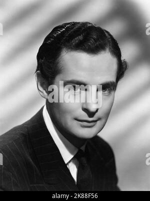 Derek Bond Actor 01 May 1947 **WARNUNG** Dieses Foto ist nur für den redaktionellen Gebrauch bestimmt und unterliegt dem Copyright der Filmgesellschaft und/oder des Fotografen, der von der Film- oder Produktionsgesellschaft beauftragt wurde, und kann nur durch Publikationen im Zusammenhang mit der Bewerbung des oben genannten Films reproduziert werden. Eine obligatorische Gutschrift an die Filmgesellschaft ist erforderlich. Der Fotograf sollte auch bei Bekanntwerden des Fotos gutgeschrieben werden. Ohne schriftliche Genehmigung der Film Company kann keine kommerzielle Nutzung gewährt werden. Stockfoto