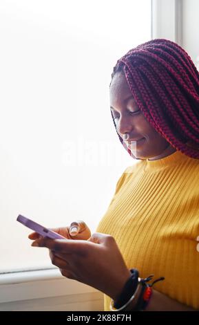 Porträt einer afroamerikanischen Frau mit am Telefon Stockfoto