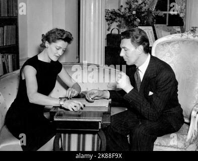 Rachel Kempton & Michael Redgrave Actor 01 May 1946 **WARNUNG** Dieses Foto ist nur für den redaktionellen Gebrauch bestimmt und unterliegt dem Copyright der Film Company und/oder des Fotografen, der von der Film- oder Produktionsfirma beauftragt wurde, und kann nur durch Publikationen im Zusammenhang mit der Bewerbung des oben genannten reproduziert werden Film. Eine obligatorische Gutschrift an die Filmgesellschaft ist erforderlich. Der Fotograf sollte auch bei Bekanntwerden des Fotos gutgeschrieben werden. Ohne schriftliche Genehmigung der Film Company kann keine kommerzielle Nutzung gewährt werden. Stockfoto