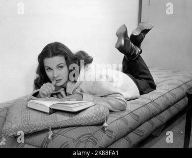 Jean Simmons Actress 01 May 1947 **WARNUNG** Dieses Foto ist nur für redaktionelle Verwendung bestimmt und unterliegt dem Copyright von RANK und/oder des Fotografen, der von der Film- oder Produktionsfirma beauftragt wurde, und kann nur von Publikationen im Zusammenhang mit der Bewerbung des oben genannten Films reproduziert werden. Eine obligatorische Gutschrift für RANG ist erforderlich. Der Fotograf sollte auch bei Bekanntwerden des Fotos gutgeschrieben werden. Ohne schriftliche Genehmigung der Film Company kann keine kommerzielle Nutzung gewährt werden. Stockfoto