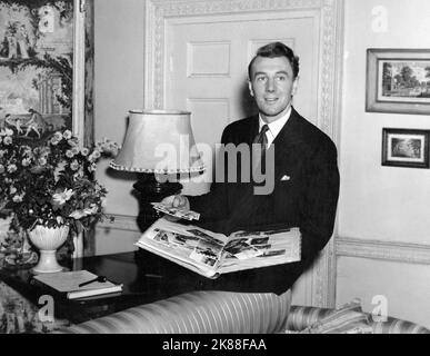 Michael Redgrave Schauspieler mit Fotografien 01. Mai 1946 **WARNUNG** Dieses Foto ist nur für den redaktionellen Gebrauch bestimmt und unterliegt dem Copyright der Filmgesellschaft und/oder des Fotografen, der von der Film- oder Produktionsgesellschaft beauftragt wurde, und kann nur durch Publikationen im Zusammenhang mit der Bewerbung des oben genannten Films reproduziert werden. Eine obligatorische Gutschrift an die Filmgesellschaft ist erforderlich. Der Fotograf sollte auch bei Bekanntwerden des Fotos gutgeschrieben werden. Ohne schriftliche Genehmigung der Film Company kann keine kommerzielle Nutzung gewährt werden. Stockfoto