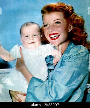 Rebecca Welles & Rita Hayworth Schauspielerin mit Tochter 01. Januar 1945 **WARNUNG** Dieses Foto ist nur für den redaktionellen Gebrauch bestimmt und unterliegt dem Copyright der Film Company und/oder des Fotografen, der von der Film- oder Produktionsfirma beauftragt wurde und kann nur durch Publikationen im Zusammenhang mit der Bewerbung von reproduziert werden Der obige Film. Eine obligatorische Gutschrift an die Filmgesellschaft ist erforderlich. Der Fotograf sollte auch bei Bekanntwerden des Fotos gutgeschrieben werden. Ohne schriftliche Genehmigung der Film Company kann keine kommerzielle Nutzung gewährt werden. Stockfoto