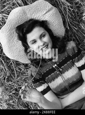 Jean Simmons Actress 06 June 1947 **WARNUNG** Dieses Foto ist nur für den redaktionellen Gebrauch bestimmt und unterliegt dem Copyright der Filmgesellschaft und/oder des Fotografen, der von der Film- oder Produktionsgesellschaft beauftragt wurde, und kann nur durch Publikationen im Zusammenhang mit der Bewerbung des oben genannten Films reproduziert werden. Eine obligatorische Gutschrift an die Filmgesellschaft ist erforderlich. Der Fotograf sollte auch bei Bekanntwerden des Fotos gutgeschrieben werden. Ohne schriftliche Genehmigung der Film Company kann keine kommerzielle Nutzung gewährt werden. Stockfoto