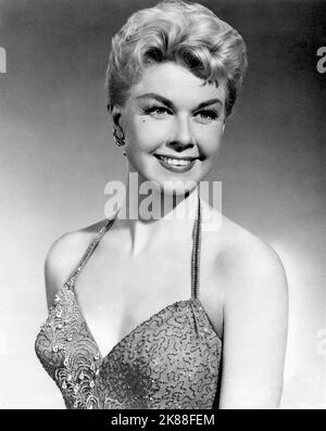 Doris Day Actress 01 May 1955 **WARNUNG** Dieses Foto ist nur für redaktionelle Verwendung bestimmt und unterliegt dem Copyright von MGM und/oder dem von der Film- oder Produktionsfirma beauftragten Fotografen und kann nur von Publikationen im Zusammenhang mit der Bewerbung des oben genannten Films reproduziert werden. Eine obligatorische Gutschrift an MGM ist erforderlich. Der Fotograf sollte auch bei Bekanntwerden des Fotos gutgeschrieben werden. Ohne schriftliche Genehmigung der Film Company kann keine kommerzielle Nutzung gewährt werden. Stockfoto