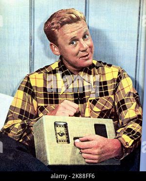 Van Johnson Actor Radio 01. Mai 1942 **WARNUNG** dieses Foto ist nur für redaktionelle Zwecke bestimmt und unterliegt dem Urheberrecht der Film Company und/oder des von der Film- oder Produktionsgesellschaft beauftragten Fotografen und kann nur durch Veröffentlichungen in Verbindung mit der Werbung für den oben genannten Film reproduziert werden. Es ist eine obligatorische Gutschrift an die Filmgesellschaft erforderlich. Der Fotograf sollte ebenfalls angerechnet werden, wenn er bekannt ist. Ohne schriftliche Genehmigung der Film Company kann keine kommerzielle Nutzung gewährt werden. Stockfoto