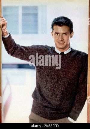 Anthony Perkins Schauspieler 01. Mai 1956 **WARNUNG** dieses Foto ist nur für redaktionelle Zwecke bestimmt und unterliegt dem Urheberrecht der Film Company und/oder des von der Film- oder Produktionsgesellschaft beauftragten Fotografen und kann nur durch Veröffentlichungen in Verbindung mit der Werbung für den oben genannten Film reproduziert werden. Es ist eine obligatorische Gutschrift an die Filmgesellschaft erforderlich. Der Fotograf sollte ebenfalls angerechnet werden, wenn er bekannt ist. Ohne schriftliche Genehmigung der Film Company kann keine kommerzielle Nutzung gewährt werden. Stockfoto