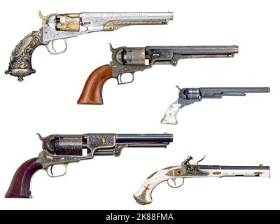 Alte historische Kanonen und Pistolen aus dem 18.. Und 19.. Jahrhundert, isoliert auf weißem Hintergrund. Echte antike Waffen Seitenansicht Stockfoto