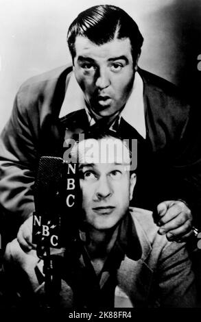 Lou Costello & Bud Abbott Abbott & Costello 01. Mai 1945 **WARNUNG** dieses Foto ist nur für redaktionelle Zwecke bestimmt und unterliegt dem Urheberrecht der Film Company und/oder des von der Film- oder Produktionsgesellschaft beauftragten Fotografen und kann nur durch Veröffentlichungen in Verbindung mit der Werbung für den oben genannten Film reproduziert werden. Es ist eine obligatorische Gutschrift an die Filmgesellschaft erforderlich. Der Fotograf sollte ebenfalls angerechnet werden, wenn er bekannt ist. Ohne schriftliche Genehmigung der Film Company kann keine kommerzielle Nutzung gewährt werden. Stockfoto