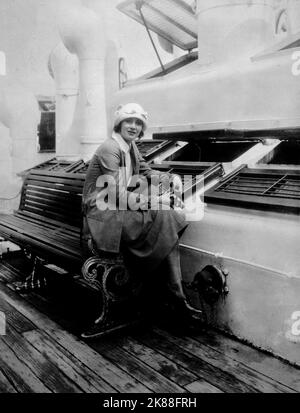 Greta Garbo Schauspielerin 01. Mai 1936 **WARNUNG** dieses Foto ist nur für redaktionelle Zwecke bestimmt und unterliegt dem Urheberrecht der Film Company und/oder des von der Film- oder Produktionsgesellschaft beauftragten Fotografen und kann nur durch Veröffentlichungen in Verbindung mit der Werbung für den oben genannten Film reproduziert werden. Es ist eine obligatorische Gutschrift an die Filmgesellschaft erforderlich. Der Fotograf sollte ebenfalls angerechnet werden, wenn er bekannt ist. Ohne schriftliche Genehmigung der Film Company kann keine kommerzielle Nutzung gewährt werden. Stockfoto
