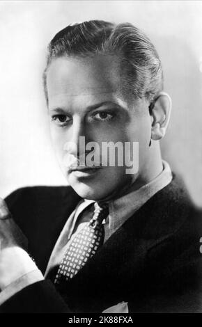 Melvyn Douglas Actor 01. Mai 1939 **WARNUNG** dieses Foto ist nur für redaktionelle Zwecke bestimmt und unterliegt dem Urheberrecht der Film Company und/oder des von der Film or Production Company beauftragten Fotografen und kann nur durch Veröffentlichungen in Verbindung mit der Werbung für den oben genannten Film reproduziert werden. Es ist eine obligatorische Gutschrift an die Filmgesellschaft erforderlich. Der Fotograf sollte ebenfalls angerechnet werden, wenn er bekannt ist. Ohne schriftliche Genehmigung der Film Company kann keine kommerzielle Nutzung gewährt werden. Stockfoto