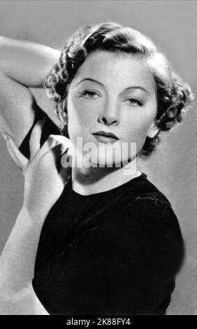 Myrna Loy Actress 01 May 1932 **WARNUNG** Dieses Foto ist nur für den redaktionellen Gebrauch bestimmt und unterliegt dem Copyright der Film Company und/oder des Fotografen, der von der Film- oder Produktionsfirma beauftragt wurde und kann nur durch Publikationen im Zusammenhang mit der Bewerbung des oben genannten Films reproduziert werden. Eine obligatorische Gutschrift an die Filmgesellschaft ist erforderlich. Der Fotograf sollte auch bei Bekanntwerden des Fotos gutgeschrieben werden. Ohne schriftliche Genehmigung der Film Company kann keine kommerzielle Nutzung gewährt werden. Stockfoto