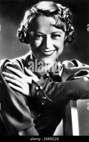 Sally Eilers Actress 01 May 1933 **WARNUNG** Dieses Foto ist nur für den redaktionellen Gebrauch bestimmt und unterliegt dem Copyright der Filmgesellschaft und/oder des Fotografen, der von der Film- oder Produktionsgesellschaft beauftragt wurde, und kann nur durch Publikationen im Zusammenhang mit der Bewerbung des oben genannten Films reproduziert werden. Eine obligatorische Gutschrift an die Filmgesellschaft ist erforderlich. Der Fotograf sollte auch bei Bekanntwerden des Fotos gutgeschrieben werden. Ohne schriftliche Genehmigung der Film Company kann keine kommerzielle Nutzung gewährt werden. Stockfoto