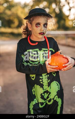 Teen Mädchen im Zombie Kostüm auf halloween-Party Stockfoto